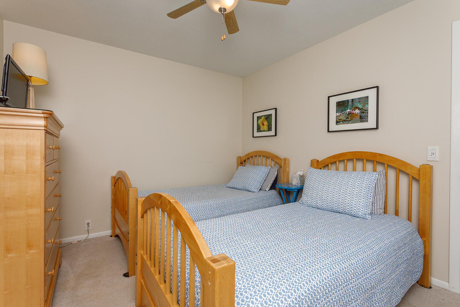BED5 twin bedroom view graystone owen private lakehome rental